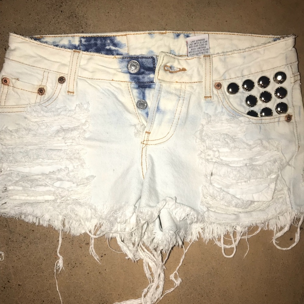 Really cute Levi distressed shorts! Never worn !